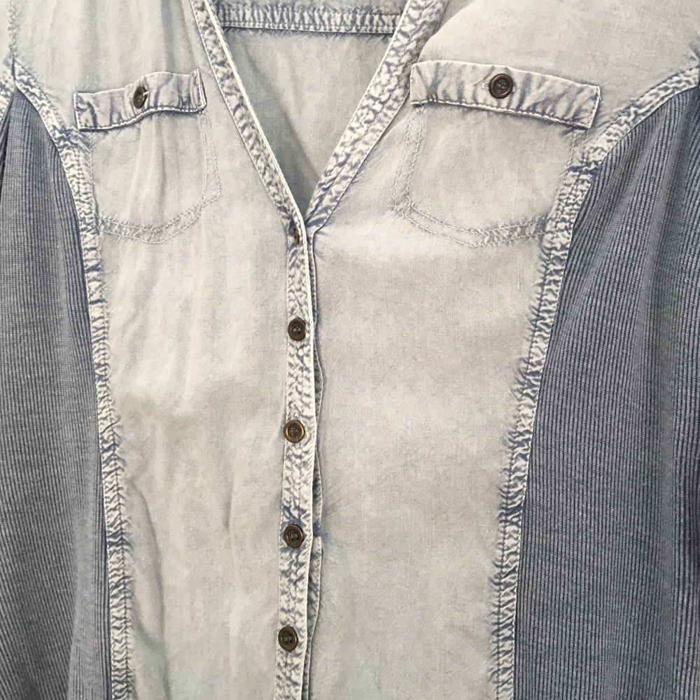 Button-up blouse - Picture 3 of 7